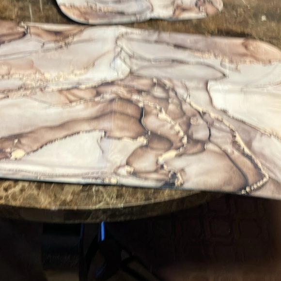 NWT 3 piece bathroom mats set
Bath mat, u shaped mat and toilet seat cover - Picture 3 of 4